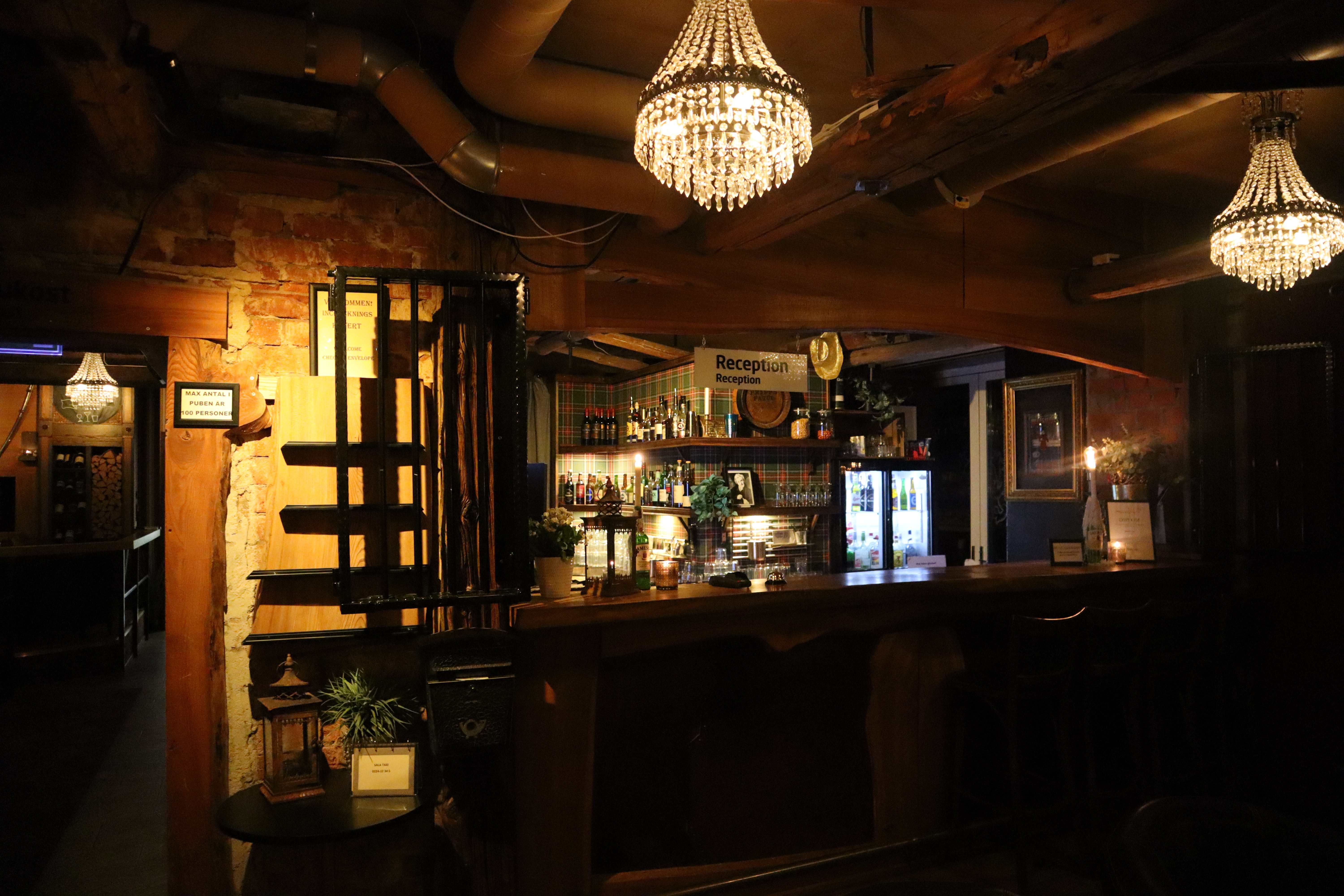 Hotellets reception och barområde med kristallkronor